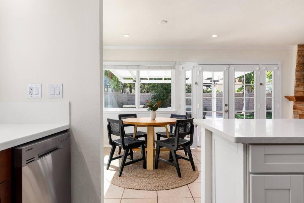 Goode Homes Cozy 4 Bedroom Home With Jacuzzi Santa Clarita Exteriér fotografie