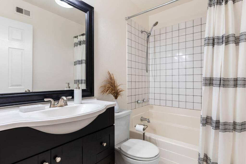 Goode Homes Cozy 4 Bedroom Home With Jacuzzi Santa Clarita Exteriér fotografie