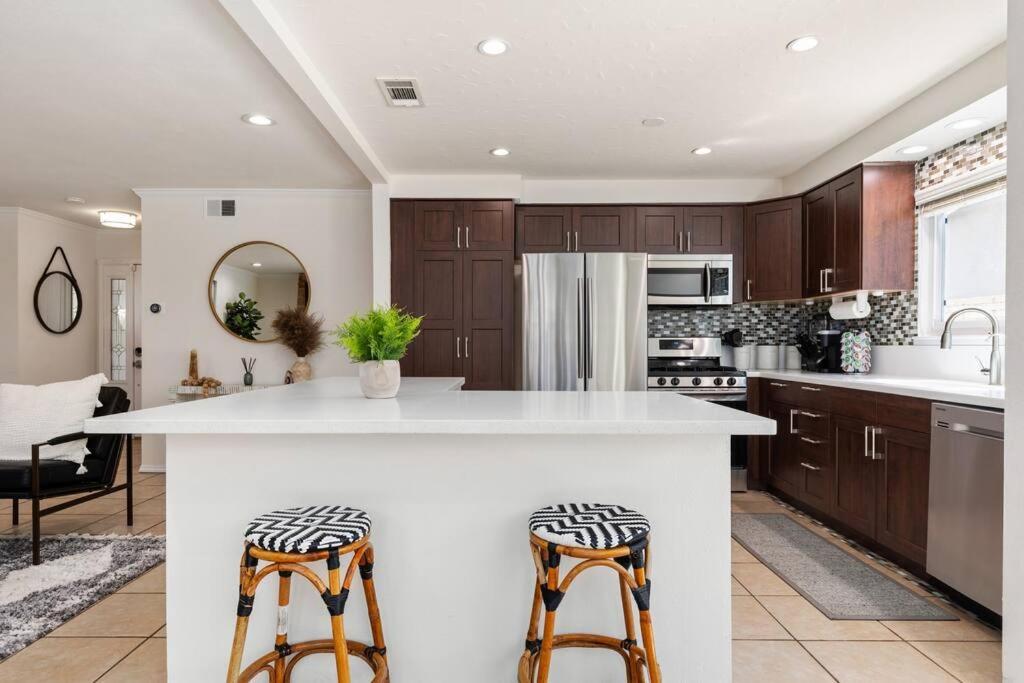 Goode Homes Cozy 4 Bedroom Home With Jacuzzi Santa Clarita Exteriér fotografie