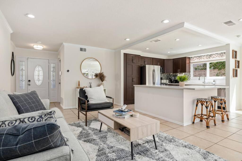 Goode Homes Cozy 4 Bedroom Home With Jacuzzi Santa Clarita Exteriér fotografie