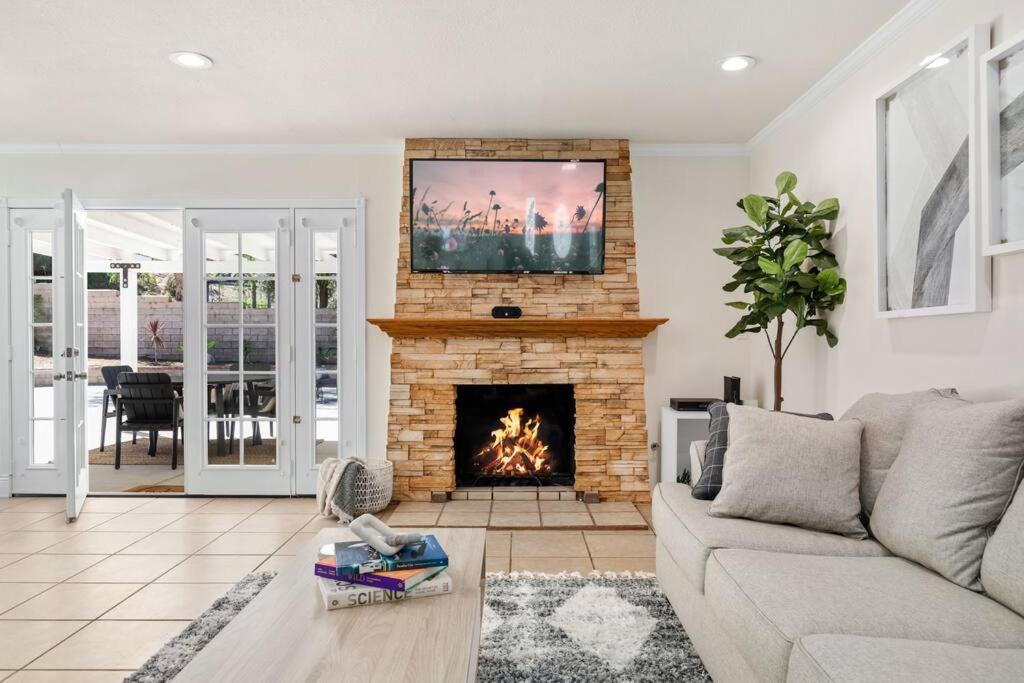 Goode Homes Cozy 4 Bedroom Home With Jacuzzi Santa Clarita Exteriér fotografie